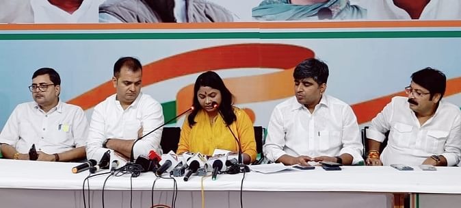 You are currently viewing MP Election 2023: प्रधानमंत्री के जबलपुर दौरे पर कांग्रेस का प्रहार, कहा- पीएम मोदी को मिले झूठ रत्न