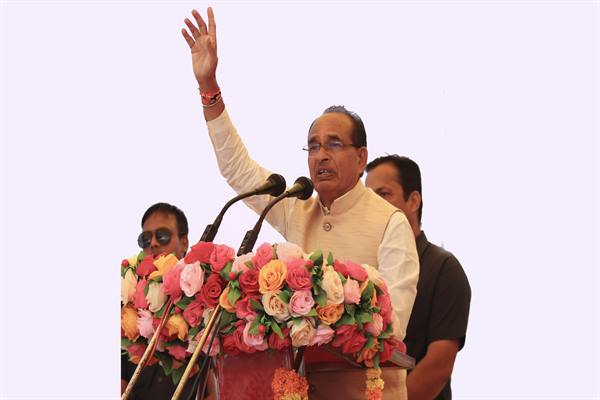 You are currently viewing शहडोल-नागपुर एक्सप्रेस ट्रेन आरंभ: मुख्यमंत्री श्री चौहान ने हरी झण्डी दिखाकर ट्रेन को रवाना किया रवाना|