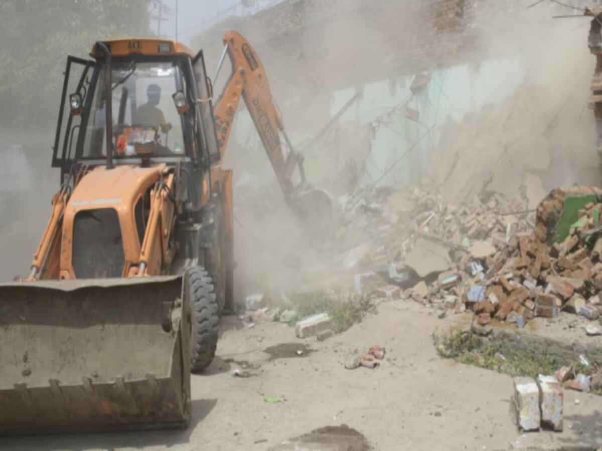 You are currently viewing MP में गरजा प्रशासन का बुलडोजर; जमींदोज हुए 100 करोड़ की जमीन पर बने घर, दुकानें भी ध्वस्त