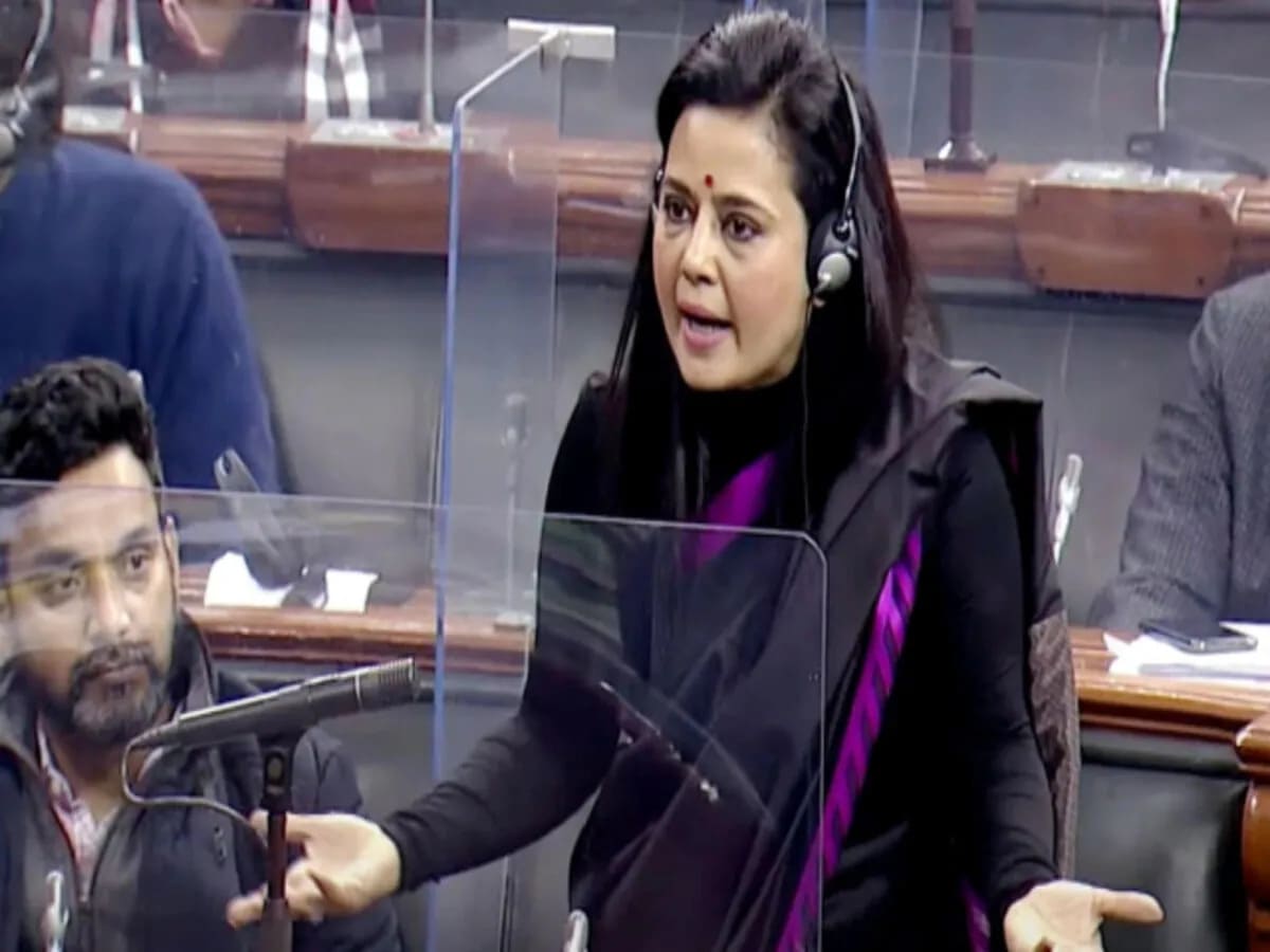 You are currently viewing महुआ मोइत्रा की जाएगी संसद सदस्यता!