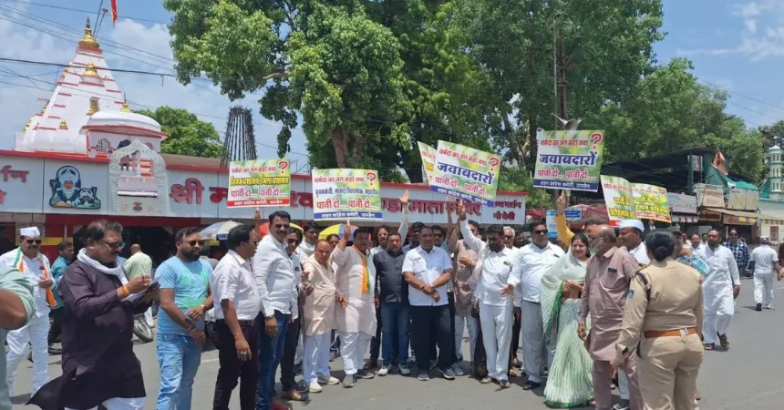 You are currently viewing कांग्रेस ने जलसंकट के विरोध में किया PHE ऑफिस पर प्रदर्शन