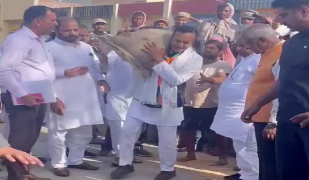 Read more about the article Election Struggle: Naveen Jindal ने कंधों पर थैले उठाए और ट्रक में रखे, Sushil Gupta ने ई-रिक्शा में प्रचार किया