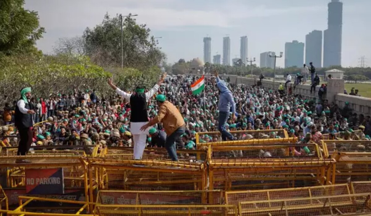 You are currently viewing Farmers Protest 2.0: पुलिस और किसानों के बीच फिर हुई झड़प, ट्रैक पर बैठे किसानों ने तोड़े बैरिकेड