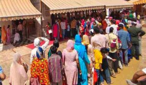 Hisar News: चैत्र नवरात्रि के अष्टमी के अवसर पर हिसार के देवी मंदिर में भारी भीड़