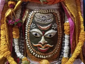 Read more about the article महाकाल का त्रिपुण्ड बिलपत्र चंद्र अर्पित कर किया श्रृंगार