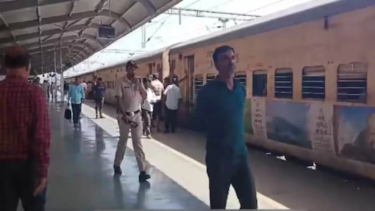 You are currently viewing भोपाल में हड़कंप! झेलम एक्सप्रेस में बम की सूचना