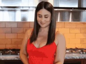 Read more about the article ‘प्रेग्नेंसी बाइबल’ पर करीना कपूर को एमपी हाईकोर्ट का नोटिस