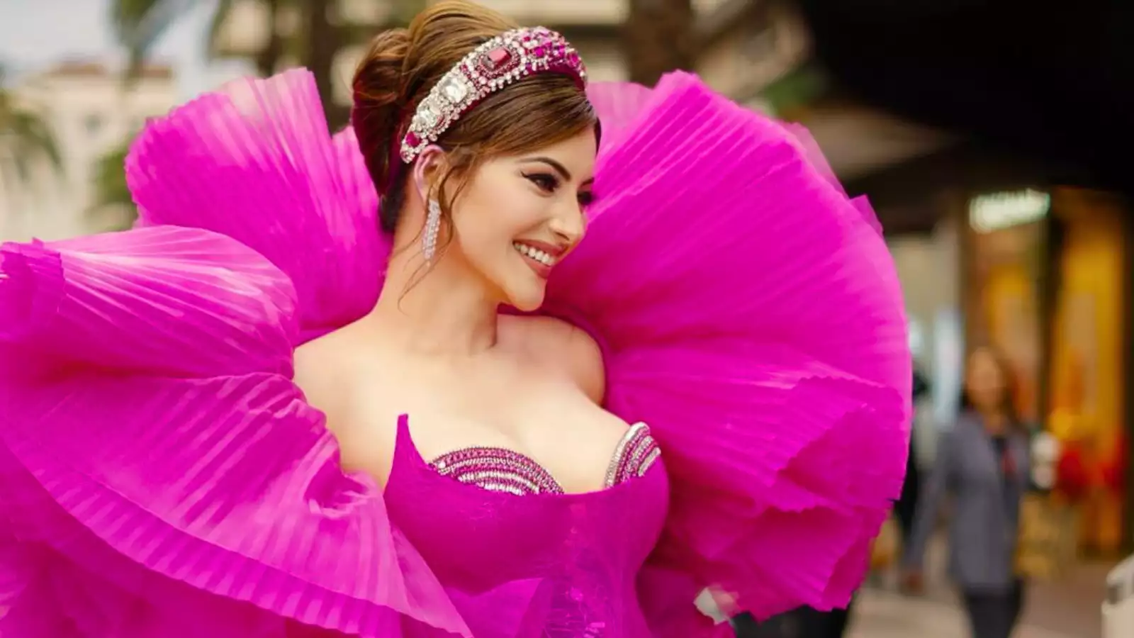 You are currently viewing उर्वशी रौतेला ने हॉट पिंक गाउन में दिखाया अपना जवला