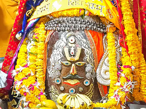 You are currently viewing भगवान महाकाल को वैष्णव तिलक लगाकर फूलों से राजा स्वरूप में श्रृंगार