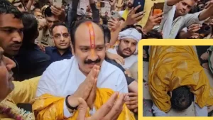 Read more about the article प्रदीप मिश्रा ने राधारानी के सामने रगड़ी नाक, बयान के लिए दंडवत होकर मांगी माफी