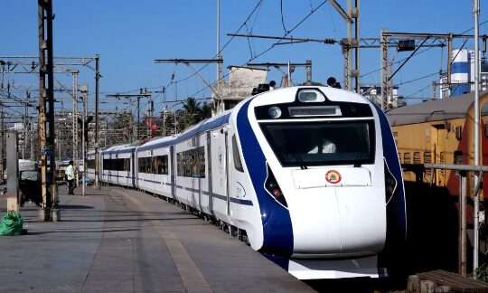 You are currently viewing अक्टूबर में शुरू होगी भोपाल से लखनऊ रूट पर वंदे भारत, आठ कोच के साथ ट्रेन में होगी 564 सीट