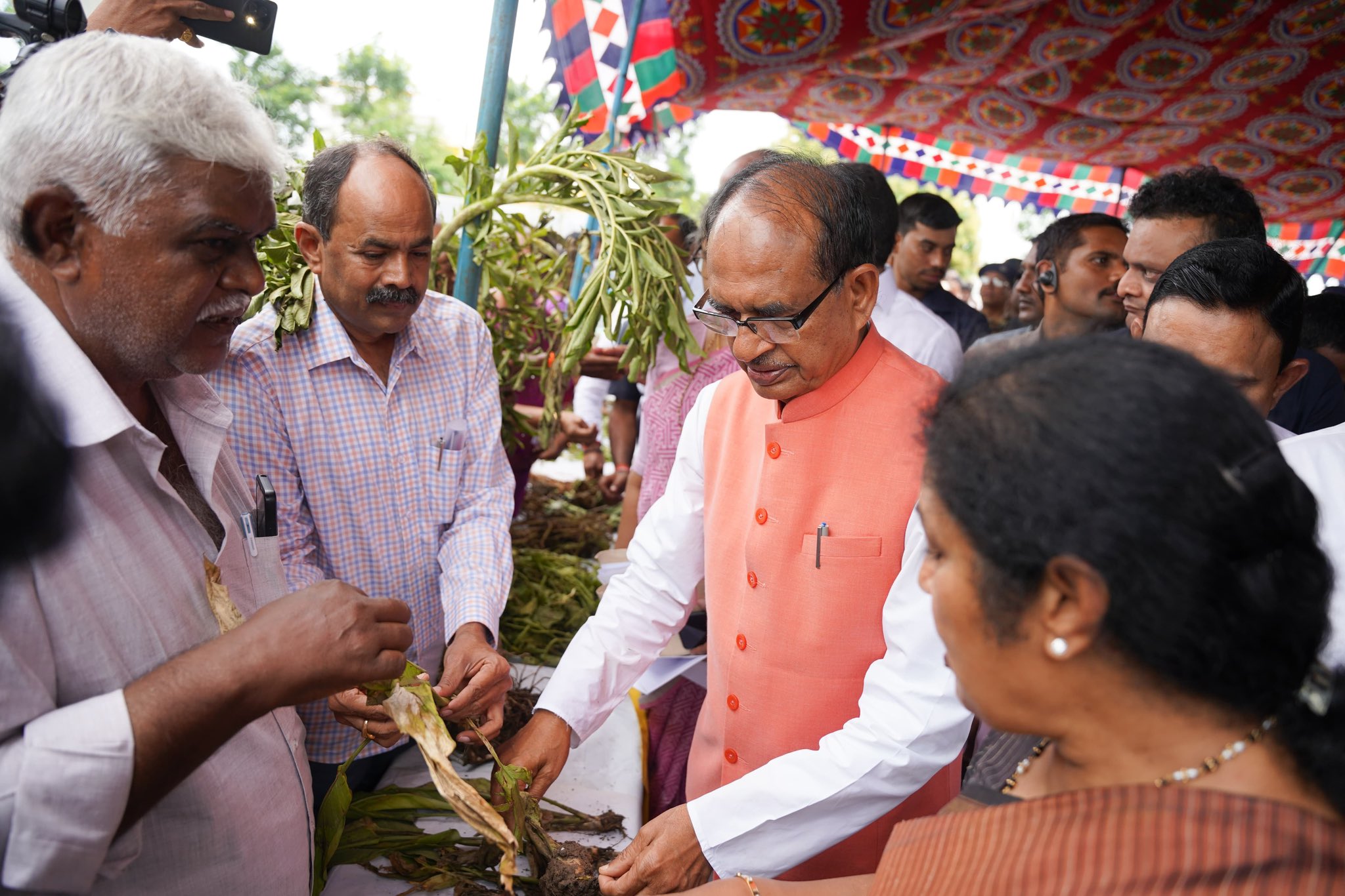 Read more about the article केंद्रीय कृषि मंत्री शिवराज सिंह चौहान का आंध्र प्रदेश दौरा, बाढ़ प्रभावित इलाकों का लिया जायजा; बोले – किसानों की हर तरह से की जाएगी मदद