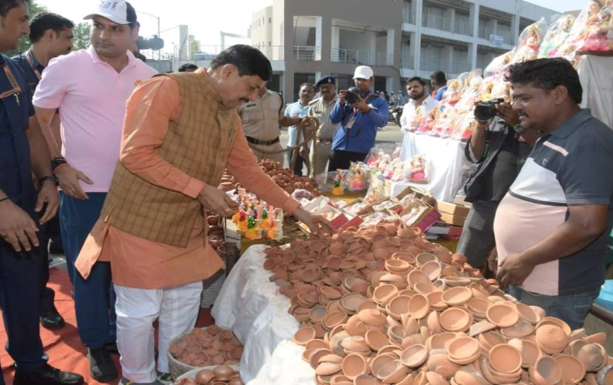 You are currently viewing Vocal for Local: मुख्यमंत्री डॉ. मोहन यादव ने खरीदे मिट्टी के दीपक, बोले – धनतेरस से एकादशी तक छोटे व्यापारियों एवं हाथ ठेला वालों से नहीं लें बाजार शुल्क