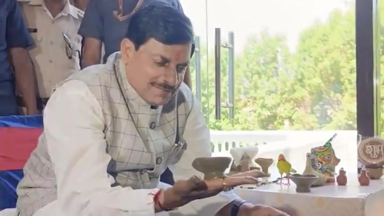 You are currently viewing “वोकल फॉर लोकल” का संदेश देते हुए मुख्यमंत्री डॉ. यादव ने बनाए मिट्टी के दीये, बोले – हर नागरिक को शिल्पकारों का समर्थन करते हुए स्थानीय उत्पादों को खरीदना चाहिए