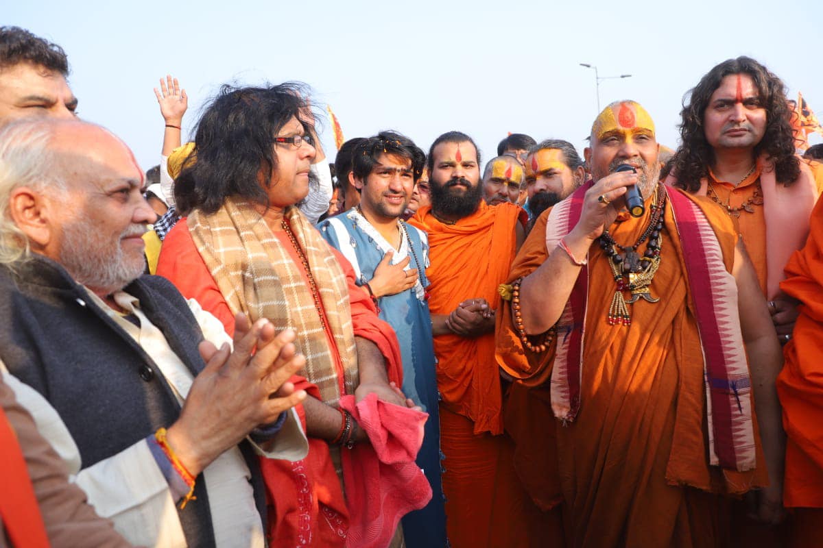 You are currently viewing ‘सनातन हिंदू एकता’ पदयात्रा का समापन आज, पं. धीरेंद्र कृष्ण शास्त्री ने रामराजा दरबार में फहराई ध्वजा; 9 दिन में यात्रा ने पूरा किया 152 किमी का सफर