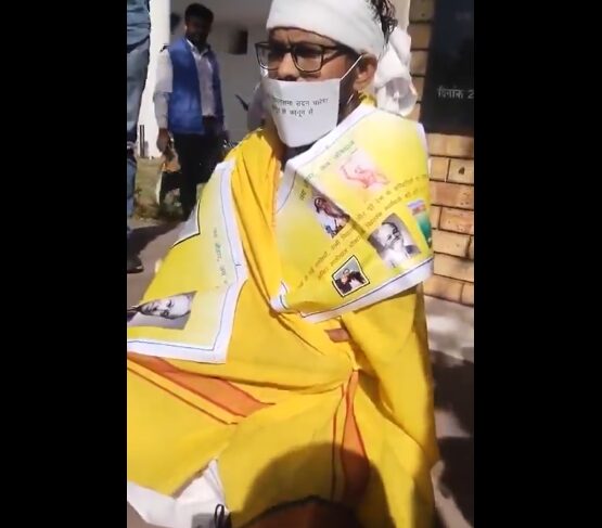 Read more about the article फिर धरने पर बैठे सैलाना के BAP विधायक कमलेश्वर डोडियार! झोपड़ी वाले विधायक का विधानसभा में हंगामा, किया मौन धरना; सदन में बोलने न दिए जाने का लगाया आरोप