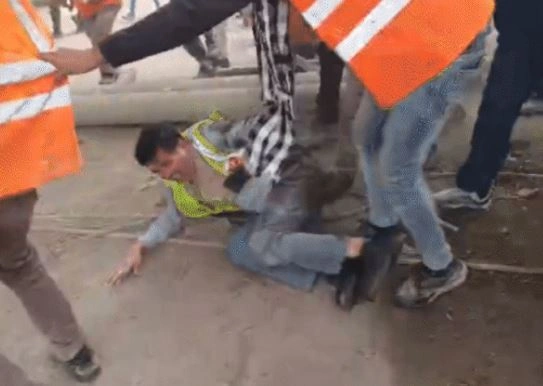 You are currently viewing मैहर में पुलिस रही बेबस! HR मैनेजर को मजदूरों ने दौड़ा-दौड़कर पीटा, पुलिस के सामने जमकर चलाए लात-घूंसे; साथी की मौत पर भड़के थे मजदूर