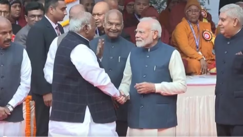 You are currently viewing जब मिले पीएम मोदी और मल्लिकार्जुन खरगे तो लगे खूब ठहाके! सियासी टकराव के बीच भारतीय राजनीति की इस खूबसूरत तस्वीर ने जीता सबका दिल…