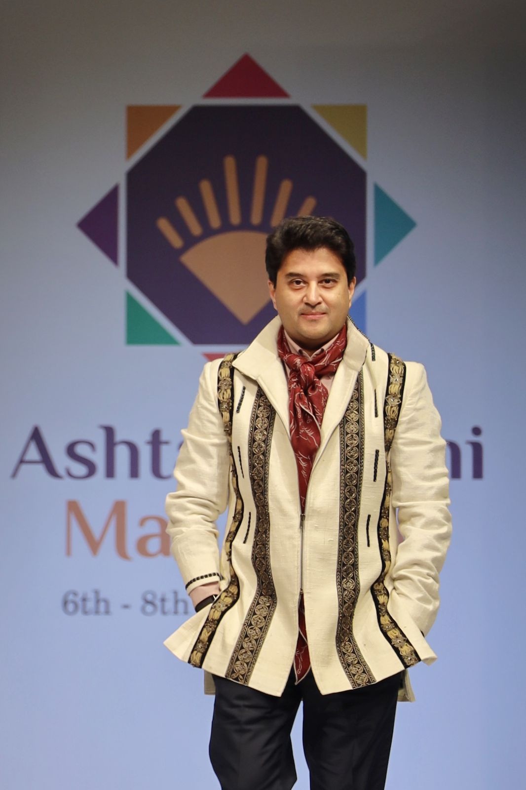 You are currently viewing जब रैंप पर आए केंद्रीय मंत्री ज्योतिरादित्य सिंधिया, हर कोई रह गया दंग! एरी सिल्क का जैकेट और गले में लाल रंग का मफलर डालकर किया रैंप वॉक