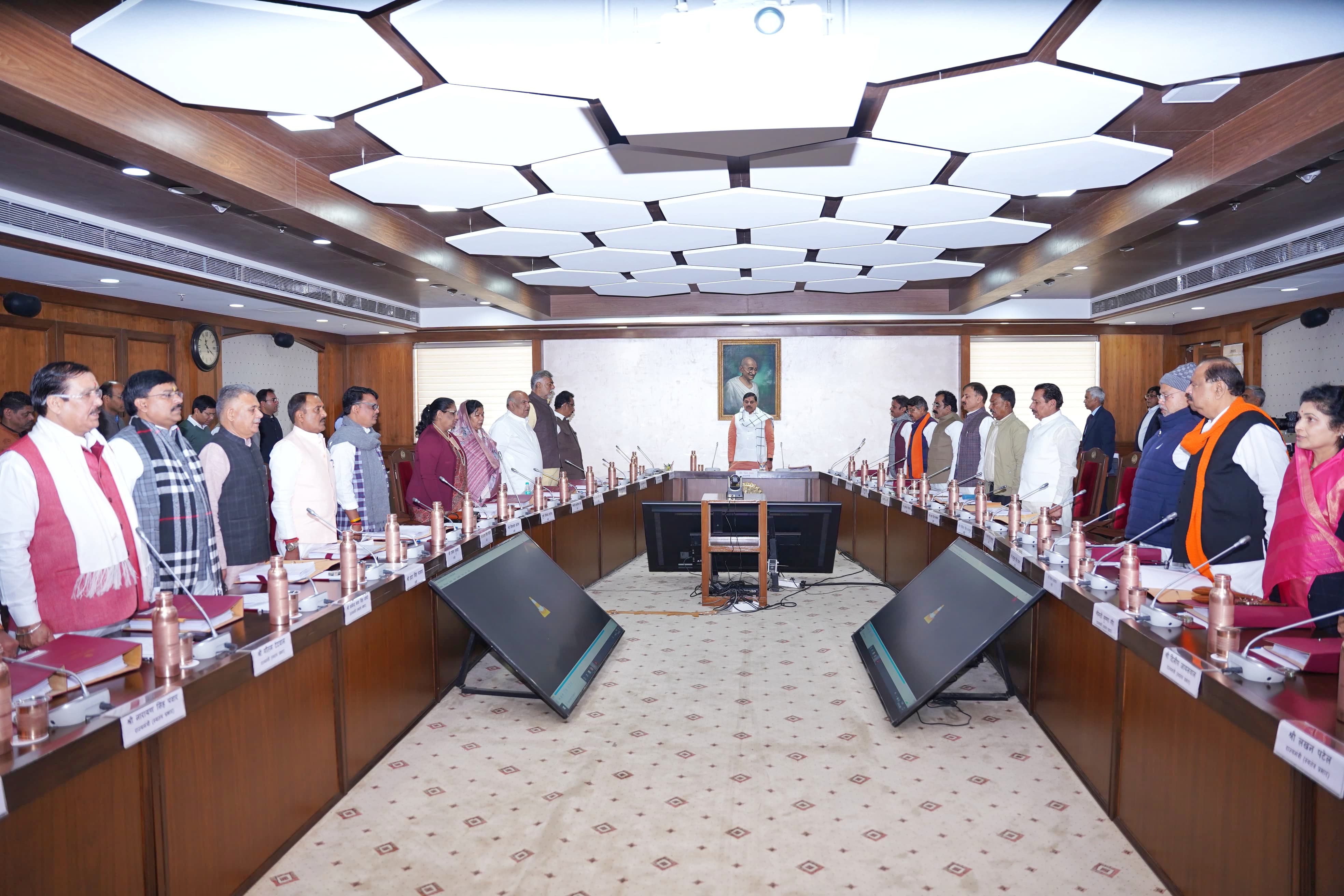 You are currently viewing CM डॉ. मोहन यादव की अध्यक्षता में हुई 2025 की पहली कैबिनेट बैठक, युवाओं को रोजगार और किसानों की आय दोगुनी करने पर सरकार का फोकस; महाकाल लोक और तपोभूमि में खुलेंगे थाने