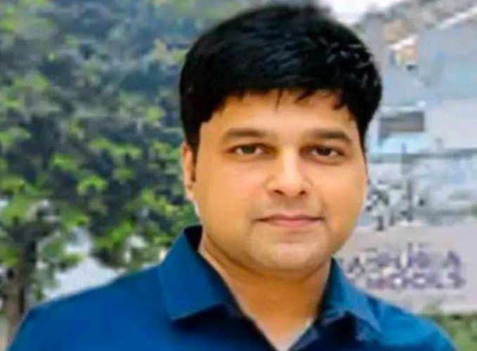 Read more about the article पूर्व RTO सौरभ शर्मा का सरेंडर: क्या खुलेंगे अब तक छुपे हुए राज? सौरभ शर्मा के मनी लॉन्ड्रिंग केस में बड़ा मोड़, वकील ने कोर्ट में दिया सरेंडर का आवेदन