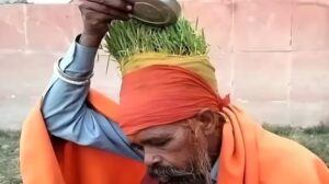 Read more about the article अनोखे बाबा का अनोखा तरीका! पर्यावरण बचाने के लिए सिर पर उगाई फसलें, तस्वीरें देखकर आप भी रह जाएंगे चकित!