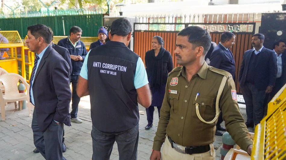 You are currently viewing दिल्ली की सियासत में भूचाल! केजरीवाल का दावा – BJP ने विधायकों को 15 करोड़ के ऑफर दिए: केजरीवाल के आरोपों के बाद ACB की टीम केजरीवाल के घर पहुंची, जांच के बाद थमाया लीगल नोटिस