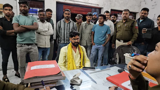 You are currently viewing रतलाम में शराब पकड़ने पर हंगामा! विधायक कमलेश्वर डोडियार ने लगाया गला दबाने का आरोप, ड्राइवर बोला- मारपीट विधायक ने की