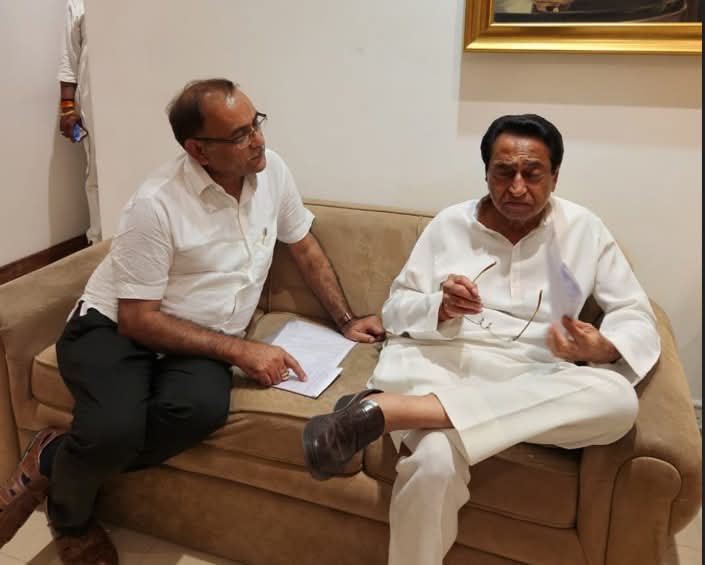 Read more about the article रीवा में कांग्रेस जिलाध्यक्ष के ठिकानों पर 16 घंटे की रेड, CGST ने मारा छापा: ‘कस्टमर’ बनकर पहुंची टीम, करोड़ों की टैक्स चोरी का शक