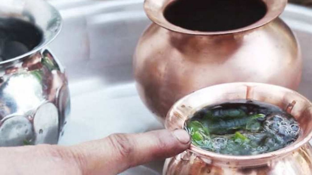 You are currently viewing गंगाजल और काशी: पवित्रता, मोक्ष और परंपराओं का गूढ़ रहस्य! मोक्ष की नगरी काशी से गंगाजल बाहर ले जाना अशुभ क्यों?