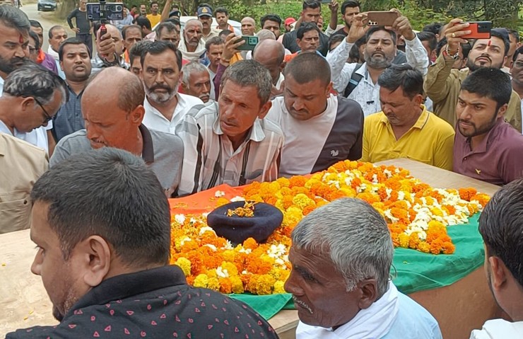 You are currently viewing मऊगंज हिंसा: एएसआई रामचरण गौतम को शहीद का दर्जा, सीएम का ऐलान; कहा – परिवार को मिलेगी 1 करोड़ की आर्थिक मदद और सरकारी नौकरी