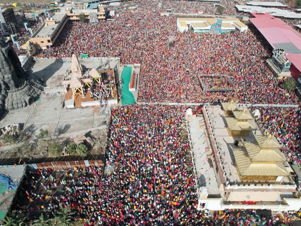 You are currently viewing कुबेरेश्वर धाम में आस्था का महासंगम, रुद्राक्ष महोत्सव में उमड़ा भक्तों का सैलाब: 25 फरवरी से अब तक 30 लाख श्रद्धालुओं ने लिया शिवपुराण कथा का पुण्य लाभ, एक करोड़ से अधिक रुद्राक्ष हुए अभिमंत्रित; समापन कार्यक्रम में शामिल होने पहुंचे CM