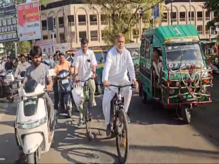 You are currently viewing साइकिल पर निकले ऊर्जा मंत्री प्रद्युम्न सिंह तोमर, सब्जी खरीदी, मोलभाव किया और जनता से जुड़े – अनोखे अंदाज में दिया बड़ा संदेश
