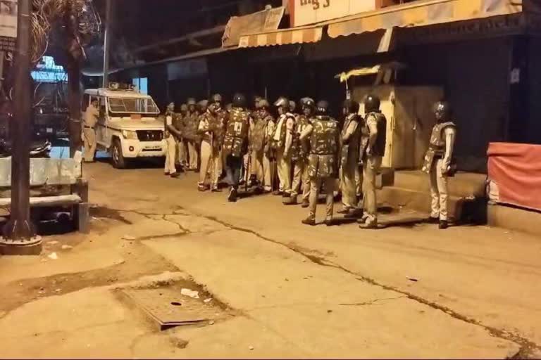 You are currently viewing मध्यप्रदेश के बुरहानपुर में सोशल मीडिया पर धार्मिक टिप्पणी से बवाल, रातभर मचा हड़कंप; पुलिस ने सख्ती दिखाकर भीड़ को खदेड़ा