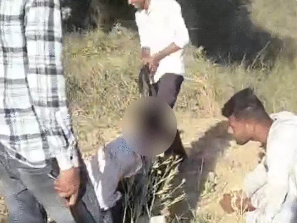 You are currently viewing प्रेम का जुनून बना सजा का कारण: भीड़तंत्र ने युवक को बेल्ट और डंडों से बेरहमी से पीटा, गर्लफ्रेंड से मिलने आया युवक; वीडियो हुआ वायरल, पुलिस ने शुरू की जाँच