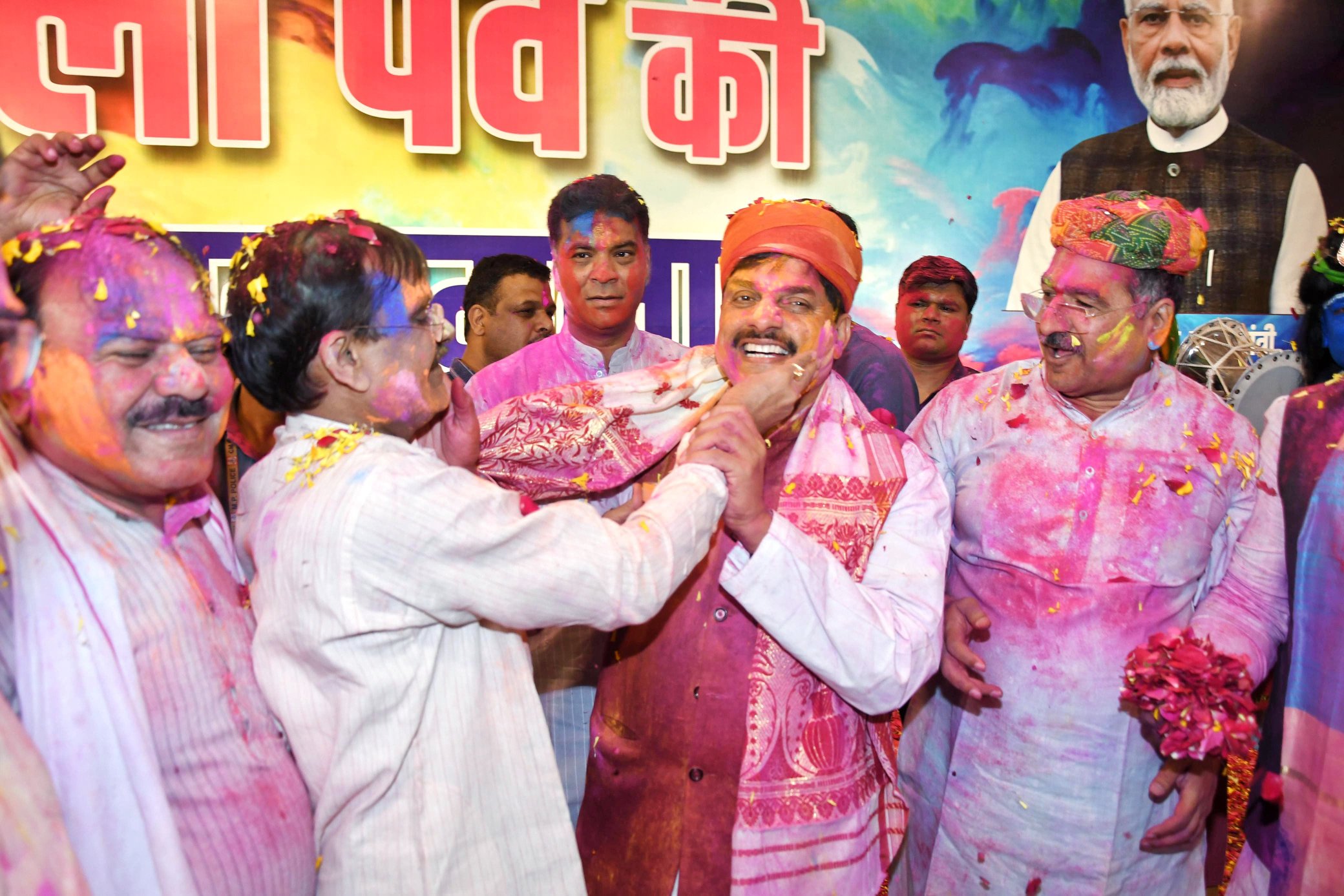 You are currently viewing मध्यप्रदेश में होली का उल्लास चरम पर, सीएम डॉ. मोहन यादव ने गाया ‘होली रे रसिया’: सीएम हाउस में हुई रंगों की बौछार,  बच्चों ने दी ब्रज होली की प्रस्तुति