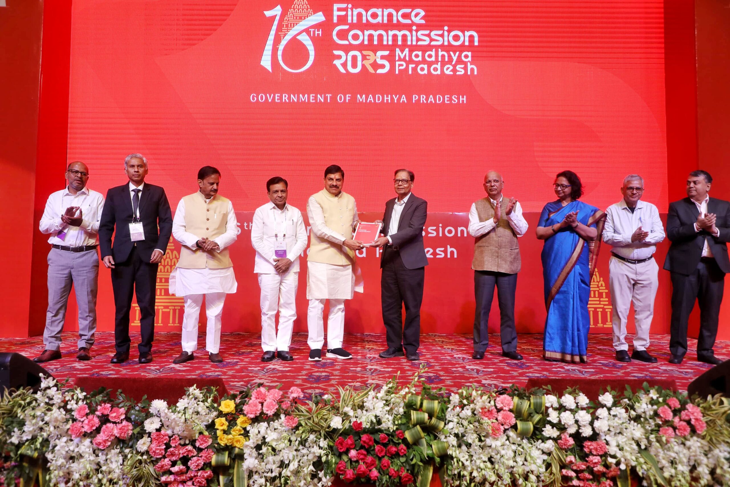 You are currently viewing मध्य प्रदेश में 16वें वित्त आयोग की बैठक: मुख्यमंत्री डॉ. मोहन यादव शामिल हुए, कहा- आयोग ने मध्य प्रदेश सरकार द्वारा किए जा रहे कार्यों एवं नवाचारों की प्रशंसा की