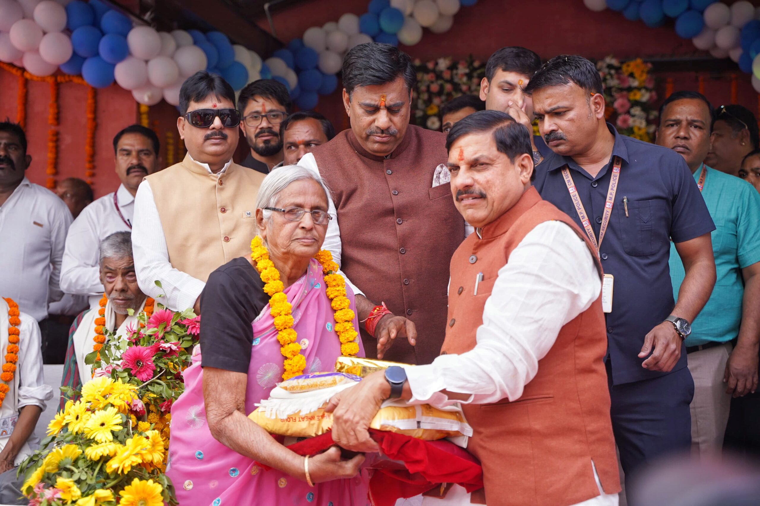 You are currently viewing मुख्यमंत्री डॉ. मोहन यादव ने कुष्ठ रोगियों के बीच मनाया जन्मदिन, अपने हाथों से परोसा भोजन; गौ माता का आशीर्वाद लेकर प्रदेश की सुख-समृद्धि की कामना