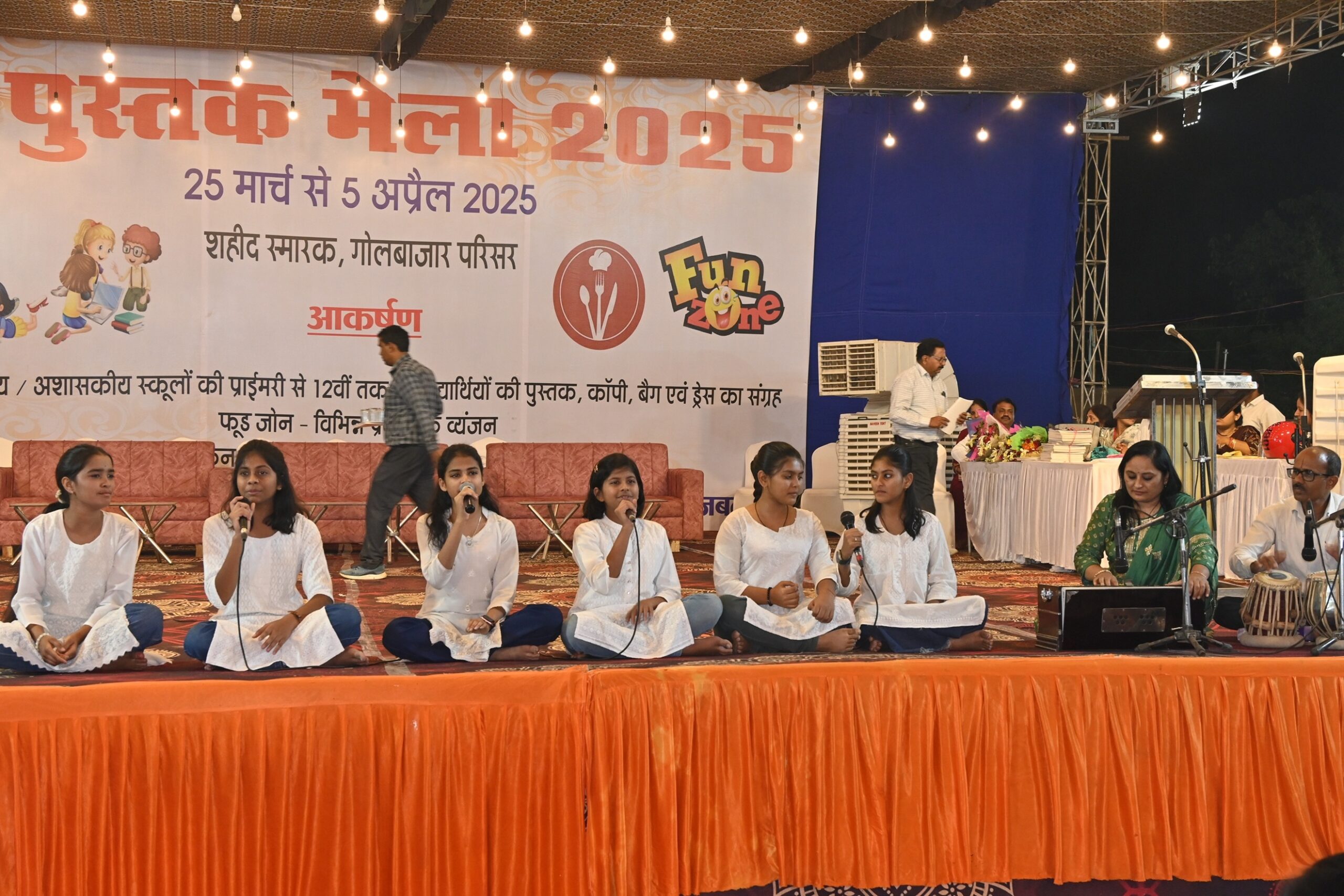 You are currently viewing जबलपुर पुस्तक मेले का भव्य आगाज, लोक निर्माण मंत्री राकेश सिंह ने किया शुभारंभ: छात्रों को अब सस्ते दामों पर मिलेंगी एनसीईआरटी की किताबें, स्कूली यूनिफॉर्म, बैग और स्टेशनरी पर भी 20-50% तक की छूट