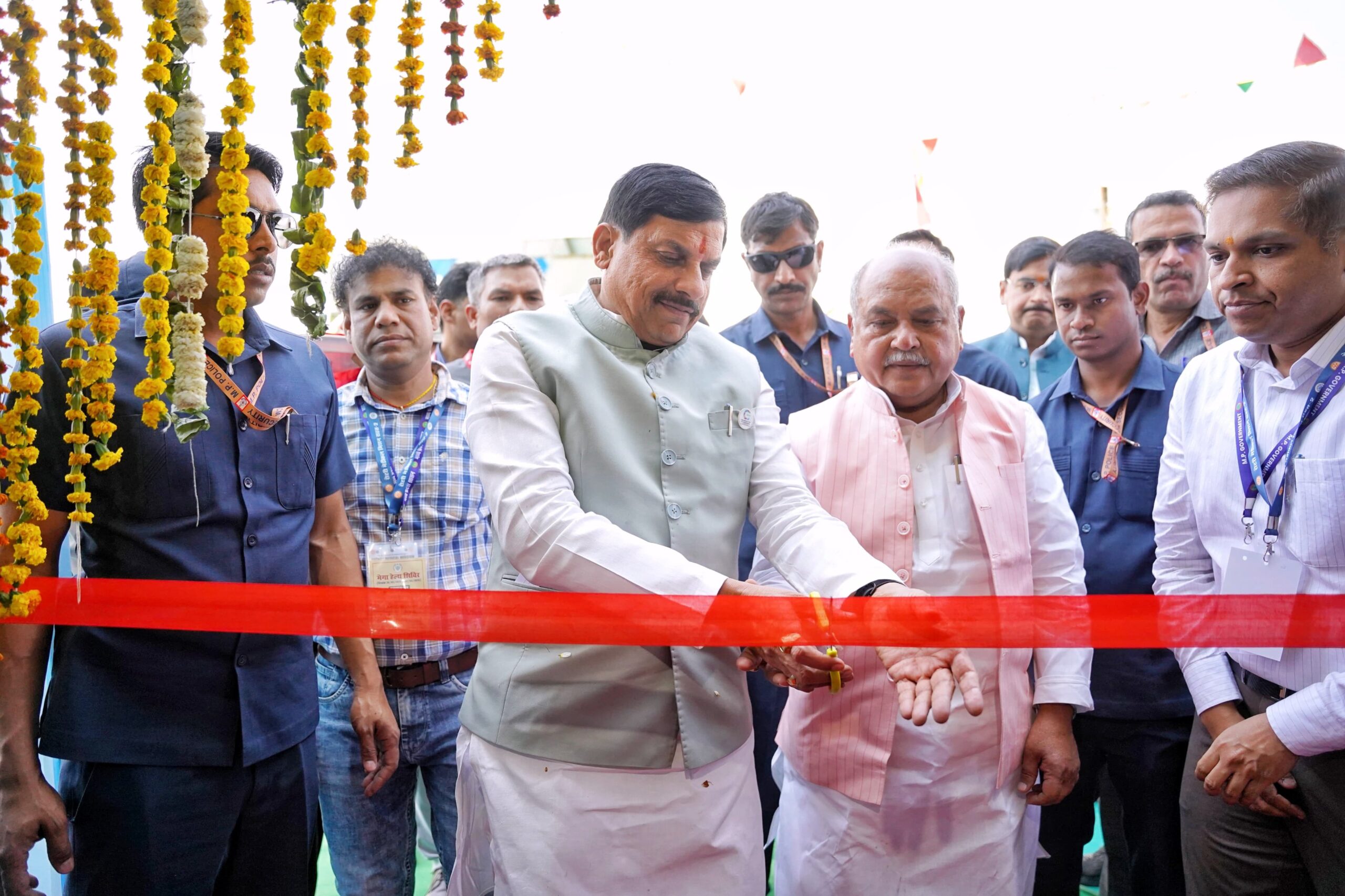 You are currently viewing चंबल में चिकित्सा सेवाओं की नई इबारत: मुख्यमंत्री ने किया वृहद शिविर का शुभारंभ, विशेषज्ञ डॉक्टर दे रहे सेवाएं; CM बोले – पीएमश्री एयर एम्बुलेंस सेवा सभी जरूरतमंदों के लिए निःशुल्क