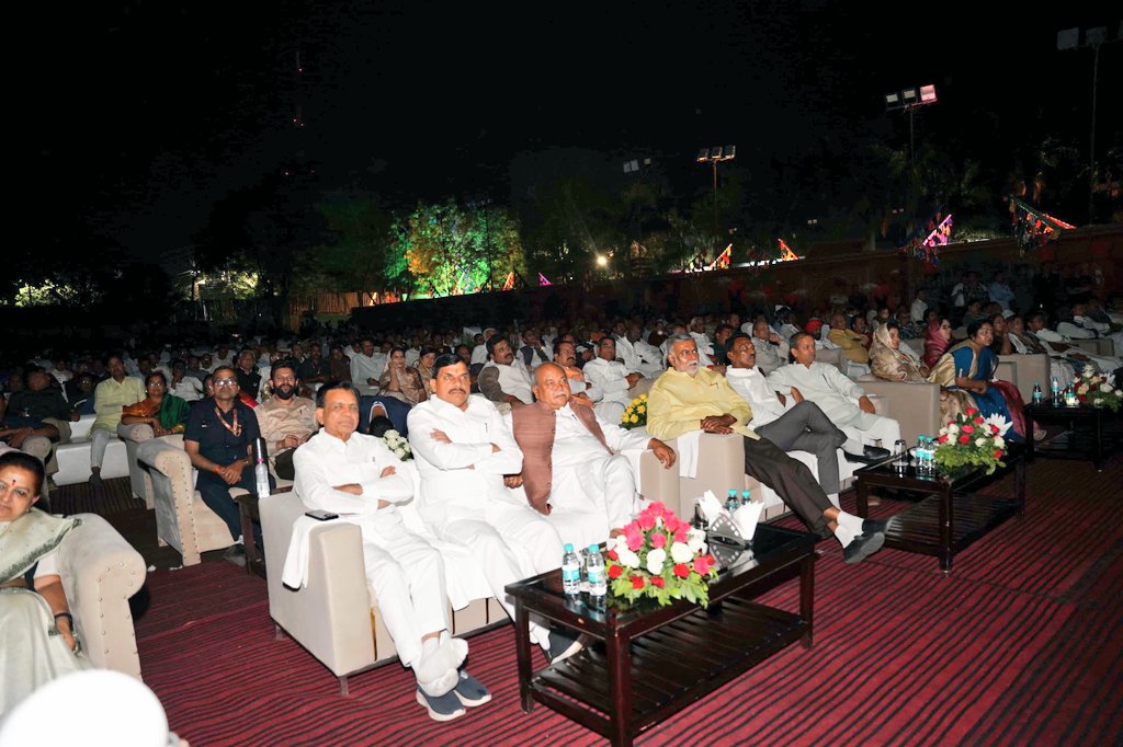 You are currently viewing मुख्यमंत्री मोहन यादव ने मंत्रियों और विधायकों संग देखी ‘छावा’, बोले – “ऐसा पुत्र भगवान सबको दे”; CM ने संभाजी महाराज की वीरता पर पढ़ी काव्य रचना