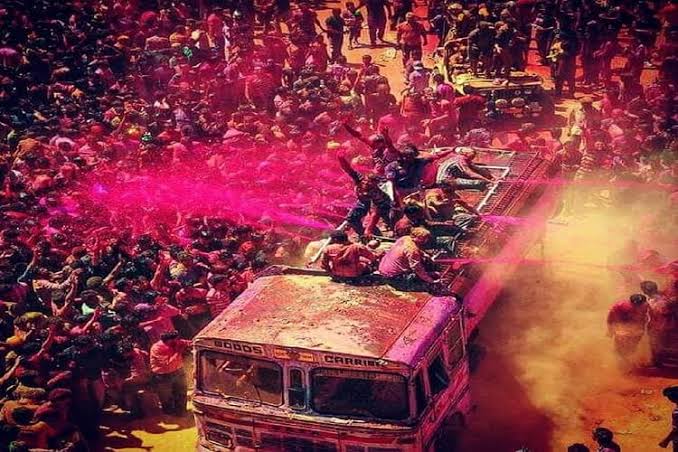 You are currently viewing रंगपंचमी की धूम: इंदौर की विश्वप्रसिद्ध गेर में उमड़ा जनसैलाब, यूनेस्को की टीम भी पहुंची; ड्रोन और CCTV से की जा रही निगरानी