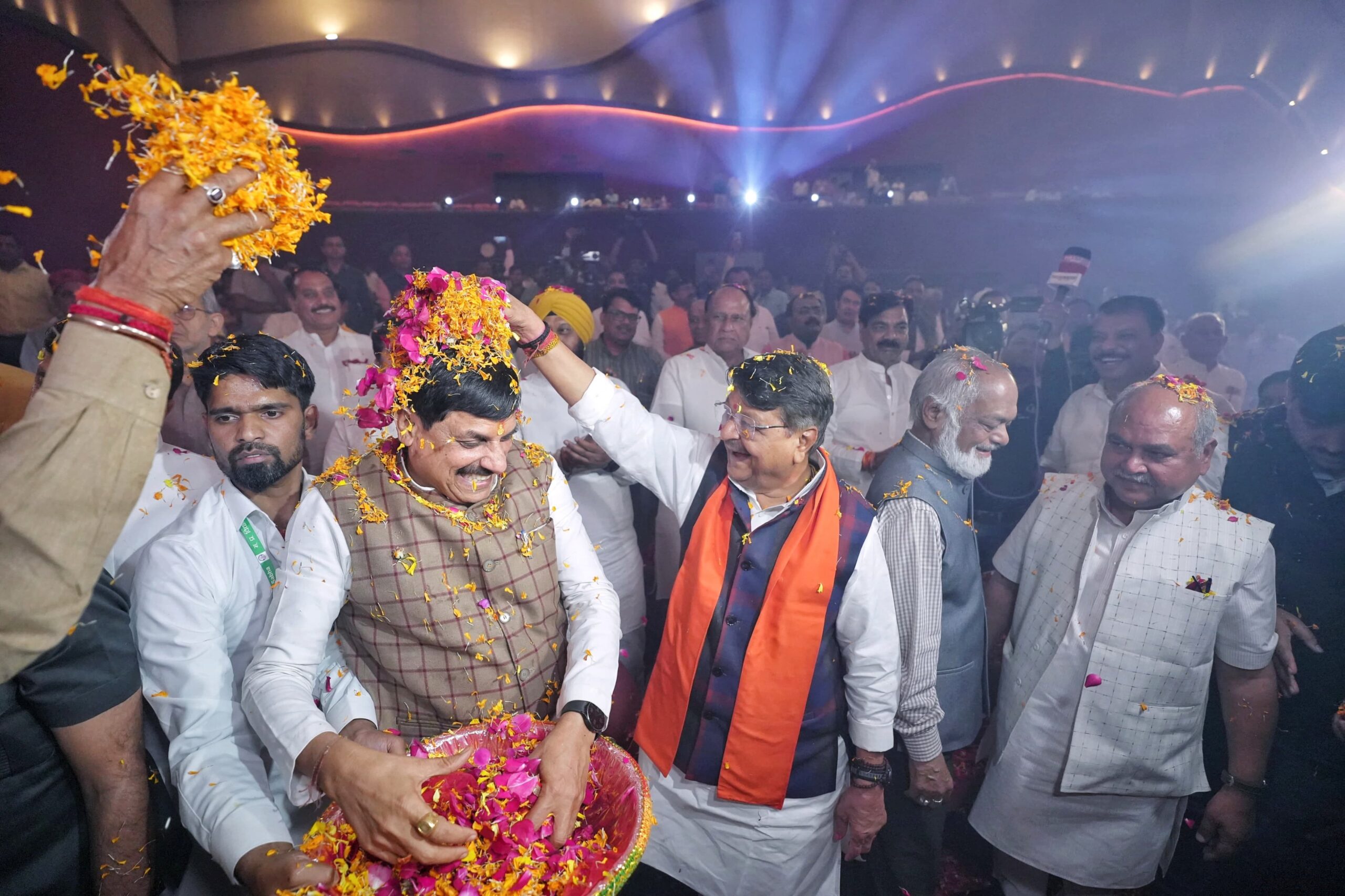 You are currently viewing MP विधानसभा में फाग महोत्सव, CM मोहन यादव, मंत्री और विपक्षी नेता एक साथ थिरके: मंत्री कैलाश ने गाए गीत, CM ने जमाया रंग