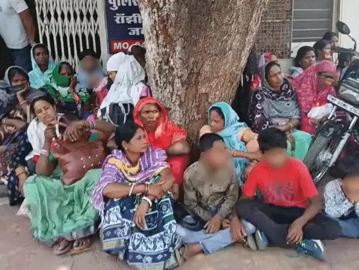 You are currently viewing जबलपुर में धर्मांतरण के संदेह पर विश्व हिंदू परिषद और बजरंग दल ने रोकी बस, यात्रियों को भेजा थाने: पुलिस जांच में नहीं मिले प्रमाण, यात्रियों ने कहा – हम अपनी मर्जी से चर्च जा रहे थे