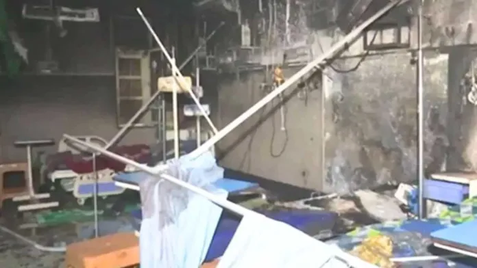 You are currently viewing ग्वालियर: कमला राजा अस्पताल में भीषण आग, AC ब्लास्ट से मचा हड़कंप: डॉक्टरों और स्टाफ की सूझबूझ से बची जिंदगियां, शीशे तोड़कर किया गया रेस्क्यू!