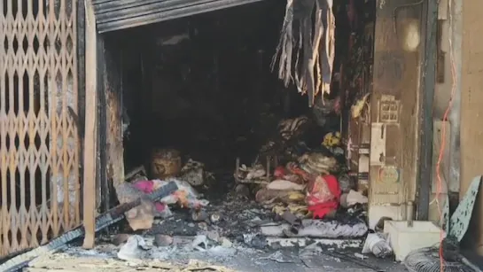 You are currently viewing इंदौर: नौकरी से निकाले जाने पर गुस्साए कर्मचारी ने अपने सेठ की दुकान में लगाई आग, 22 दुकानें जली; पुलिस ने किया गिरफ्तार