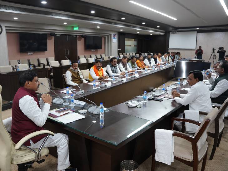 You are currently viewing केबिनेट बैठक से पहले CM डॉ. यादव ने मंत्रियों को दिए निर्देश: मंत्रियों को विभागीय सचिवों संग समीक्षा बैठक के दिए आदेश, कहा – अनुपूरक बजट का 31 मार्च तक समुचित उपयोग सुनिश्चित करें