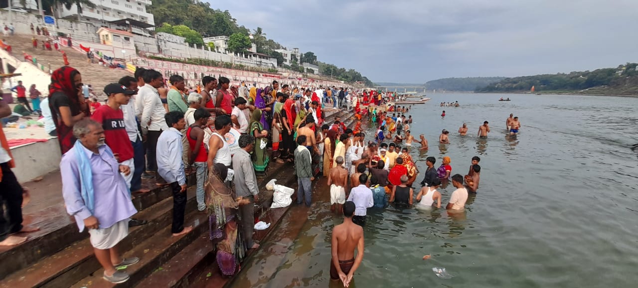 You are currently viewing शनैश्चरी अमावस्या: आस्था, स्नान और मोक्ष की कामना के लिए उमड़ा जनसैलाब, उज्जैन-जबलपुर-नर्मदापुरम-ओंकारेश्वर में श्रद्धालुओं ने किया स्नान