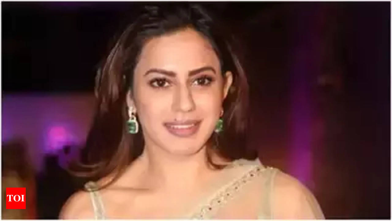 You are currently viewing DGP की सौतेली बेटी तस्करी में लिप्त? बेंगलुरु एयरपोर्ट पर 15 किलो सोने के साथ धरी गईं कन्नड़ एक्ट्रेस, कोर्ट ने 14 दिनों की न्यायिक हिरासत में भेजा; दुबई से लौटी थी रान्या राव