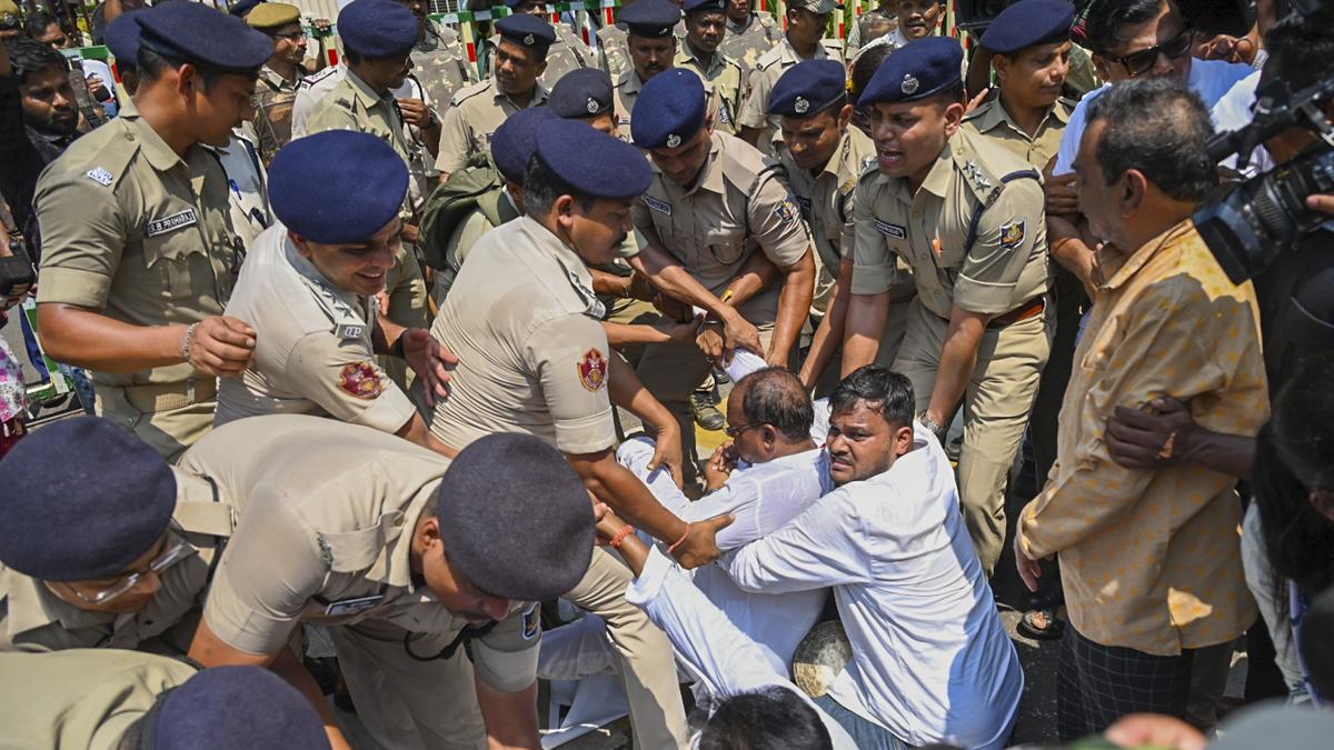 You are currently viewing ओडिशा विधानसभा में हंगामा: कांग्रेस विधायकों के निलंबन पर मचा बवाल, पुलिस से हुई झड़प; लाठीचार्ज और वाटर कैनन के इस्तेमाल के बाद बिगड़े हालात